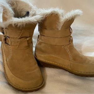 Sorel moc boot cream color size 8